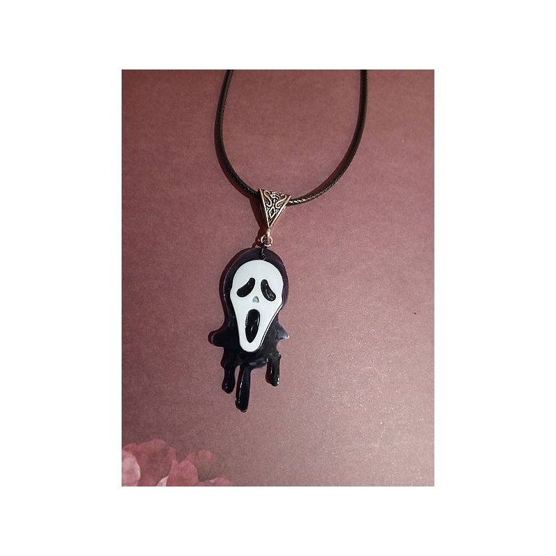 Le collier avec un masque scream artisanale est disponible à Ciel rouge Dijon