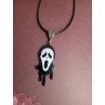 Le collier avec un masque scream artisanale est disponible à Ciel rouge Dijon