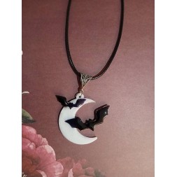 Le collier en résine avec lune et chauve-souris artisanale est disponible à Ciel rouge Dijon