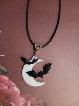 Le collier en résine avec lune et chauve-souris artisanale est disponible à Ciel rouge Dijon