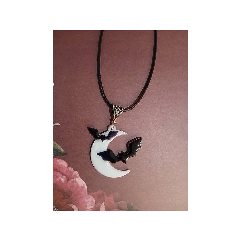 Le collier en résine avec lune et chauve-souris artisanale est disponible à Ciel rouge Dijon