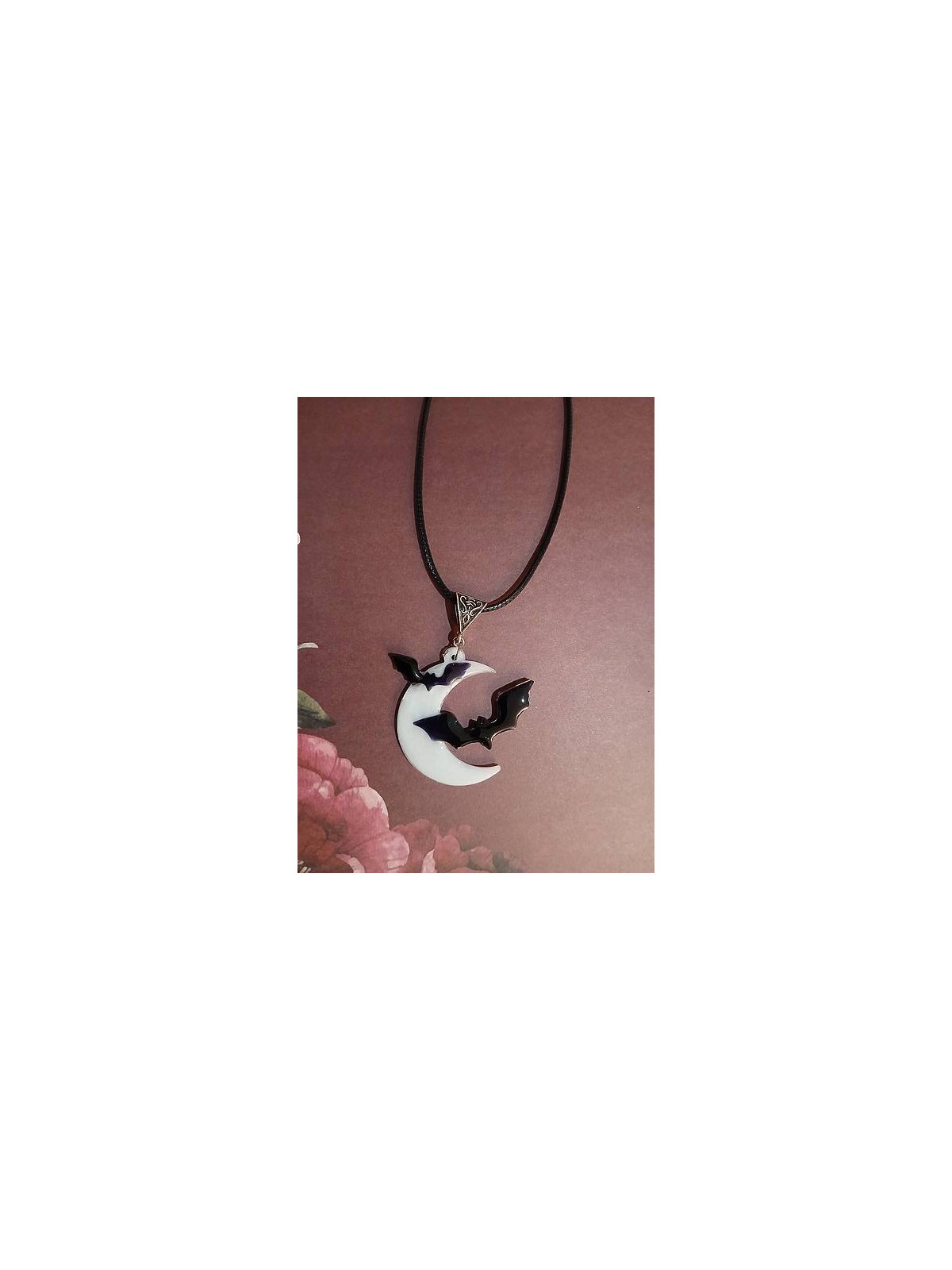 Le collier en résine avec lune et chauve-souris artisanale est disponible à Ciel rouge Dijon