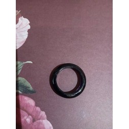 L'anneau en résine noire artisanale est disponible à Ciel rouge Dijon
