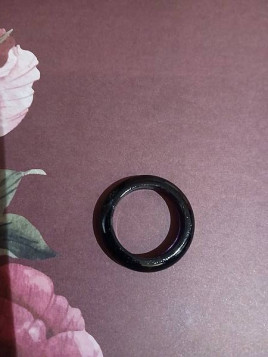 L'anneau en résine noire artisanale est disponible à Ciel rouge Dijon