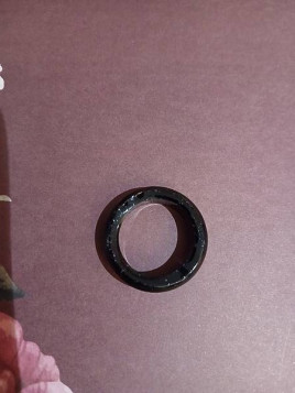 L'anneau en résine noire artisanale est disponible à Ciel rouge Dijon