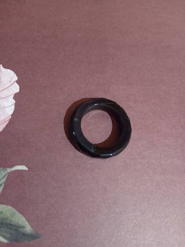 L'anneau en résine noire artisanale est disponible à Ciel rouge Dijon