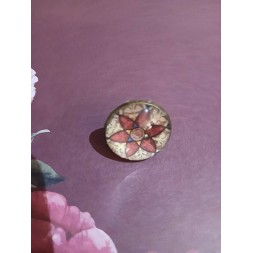 La bague cabochon motif floral rouge artisanale est disponible à Ciel rouge Dijon