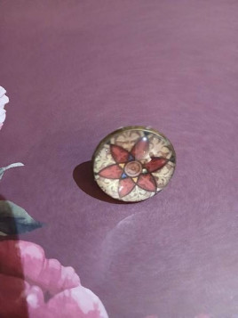 La bague cabochon motif floral rouge artisanale est disponible à Ciel rouge Dijon