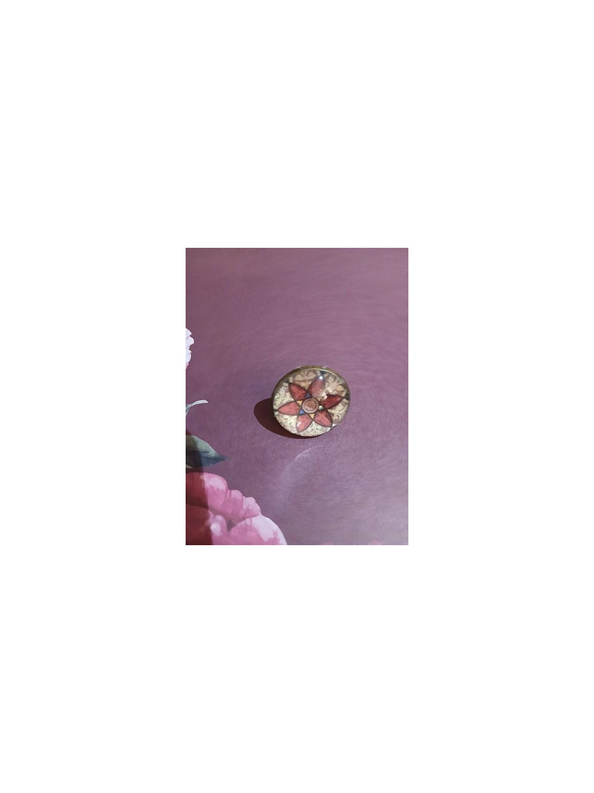 La bague cabochon motif floral rouge artisanale est disponible à Ciel rouge Dijon
