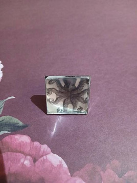 La bague cabochon pieuvre  artisanale est disponible à Ciel rouge Dijon