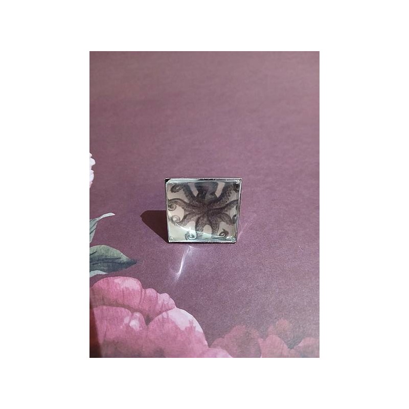 La bague cabochon pieuvre  artisanale est disponible à Ciel rouge Dijon