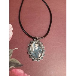 Le collier artisanale cabochon Femme à la fleur est disponible à Ciel rouge Dijon