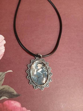 Le collier artisanale cabochon Femme à la fleur est disponible à Ciel rouge Dijon
