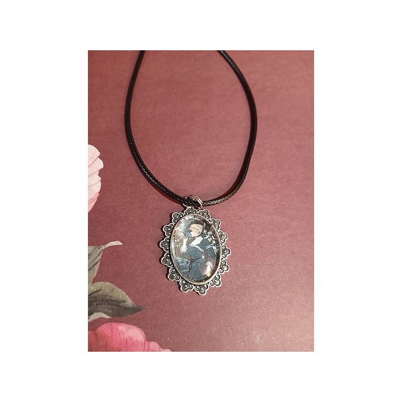 Le collier artisanale cabochon Femme à la fleur est disponible à Ciel rouge Dijon