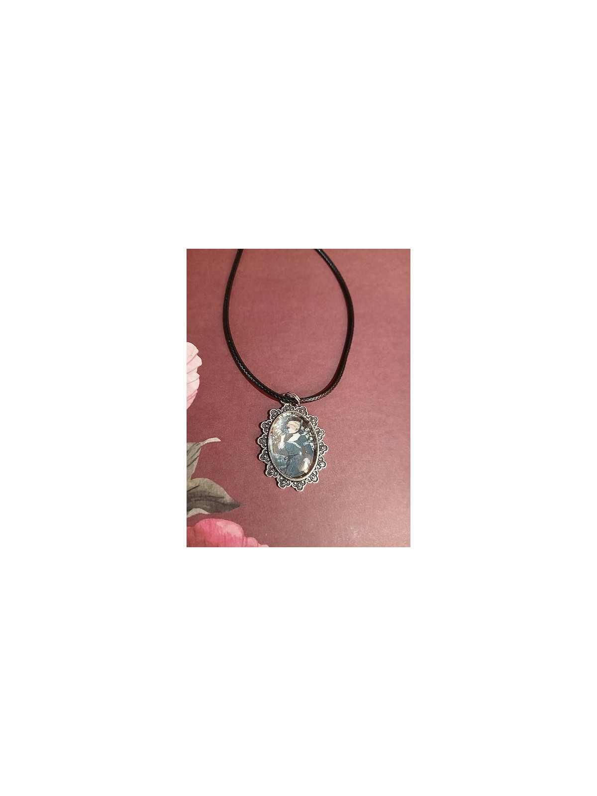 Le collier artisanale cabochon Femme à la fleur est disponible à Ciel rouge Dijon