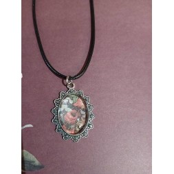 Le collier artisanale cabochon Fleur est disponible à Ciel rouge Dijon