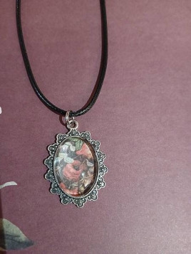 Le collier artisanale cabochon Fleur est disponible à Ciel rouge Dijon