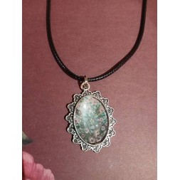 Le collier cabochon artisanale Fleurs Séraphine de Senlis  est disponible à Ciel rouge Dijon