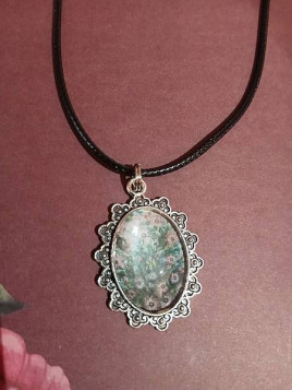 Le collier cabochon artisanale Fleurs Séraphine de Senlis  est disponible à Ciel rouge Dijon