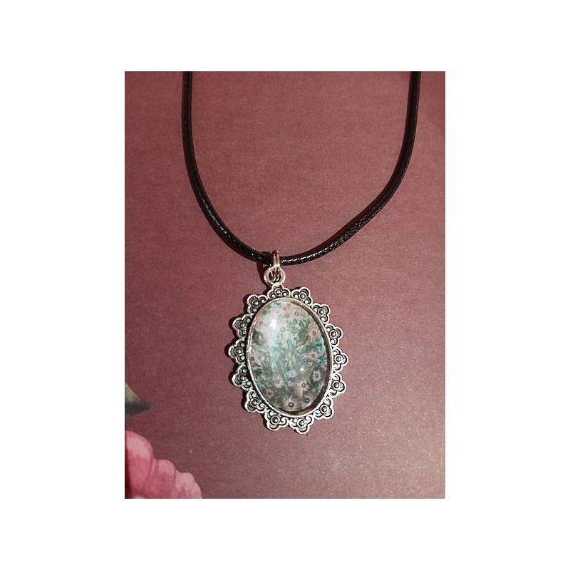 Le collier cabochon artisanale Fleurs Séraphine de Senlis  est disponible à Ciel rouge Dijon