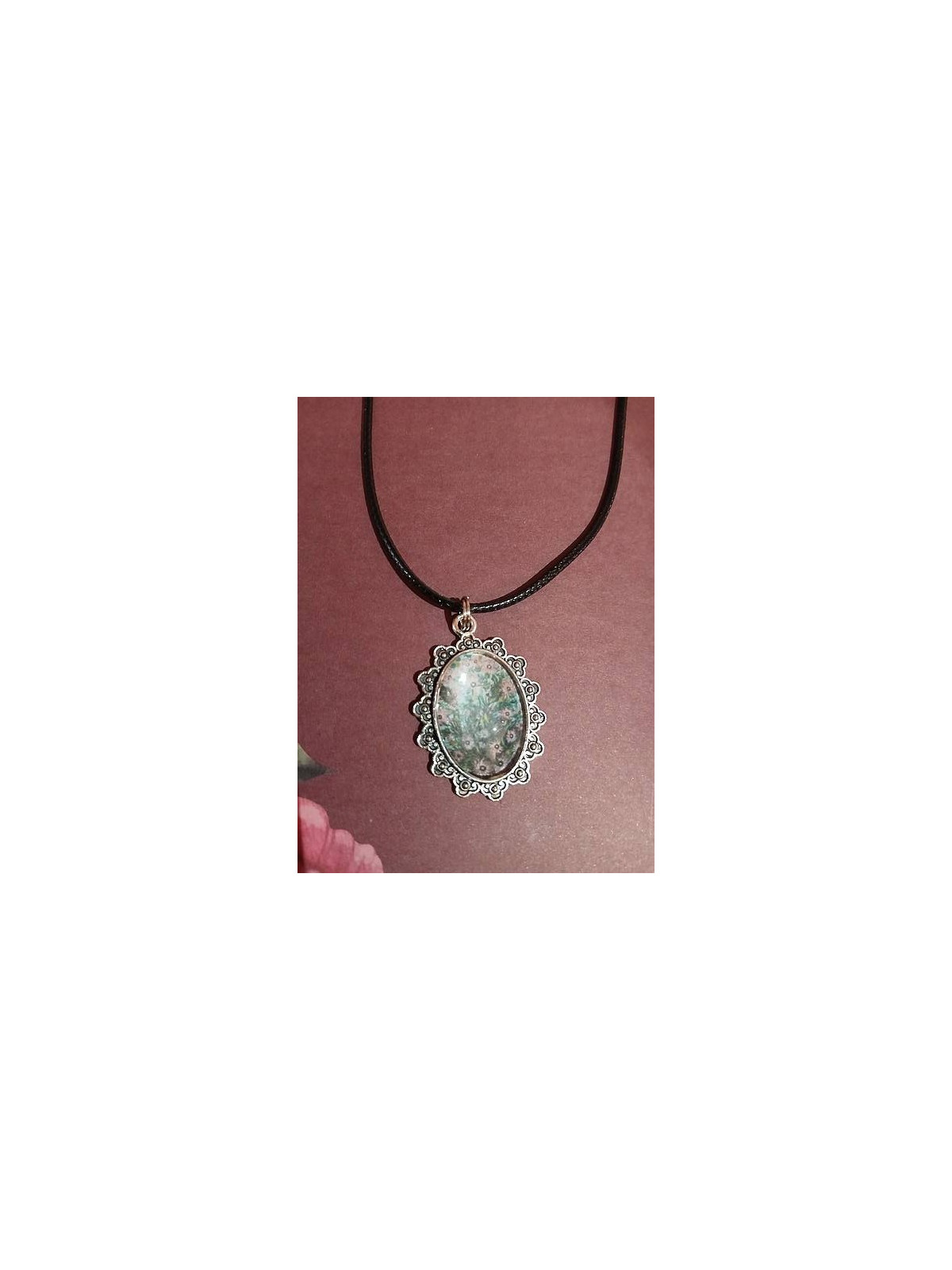 Le collier cabochon artisanale Fleurs Séraphine de Senlis  est disponible à Ciel rouge Dijon