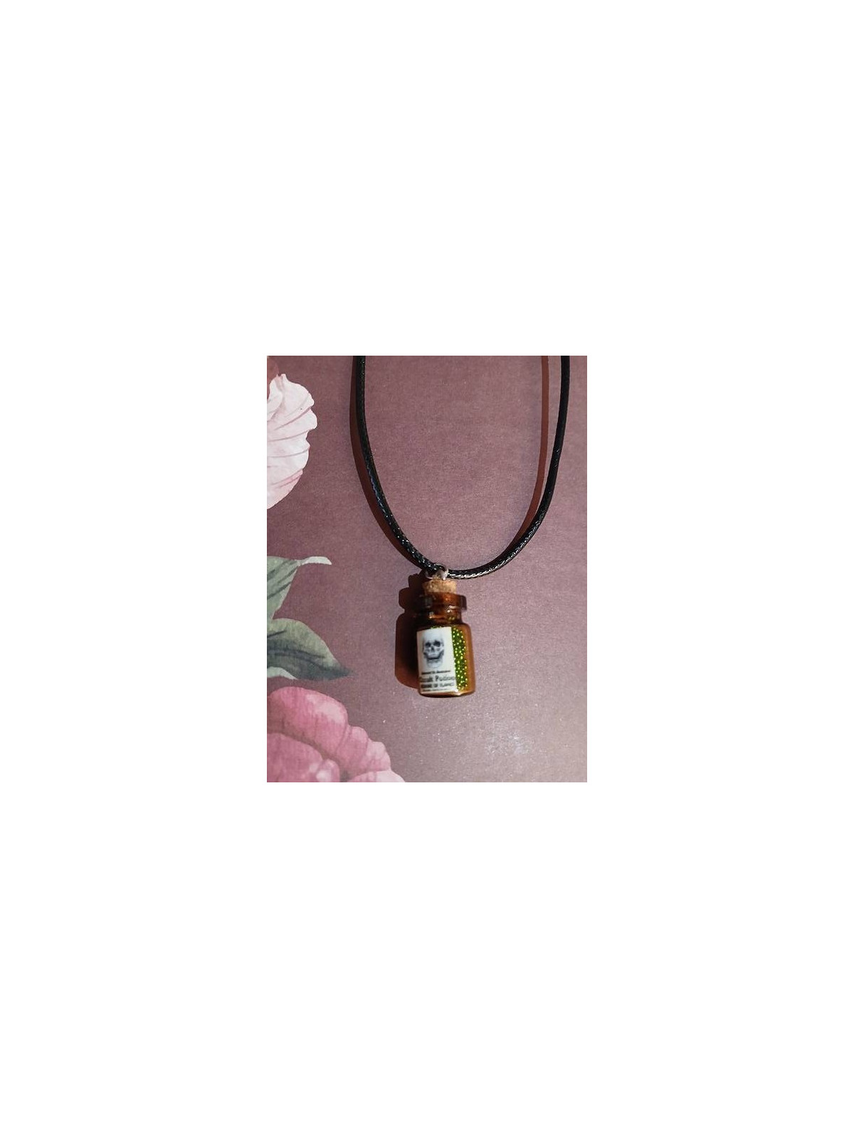 Le collier fiole artisanale Occult potion est disponible à Ciel rouge Dijon