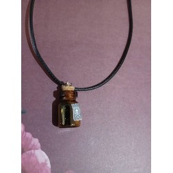 Le collier fiole artisanale Poison et paillettes noires est disponible à Ciel rouge Dijon