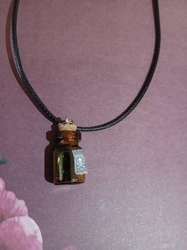 Le collier fiole artisanale Poison et paillettes noires est disponible à Ciel rouge Dijon