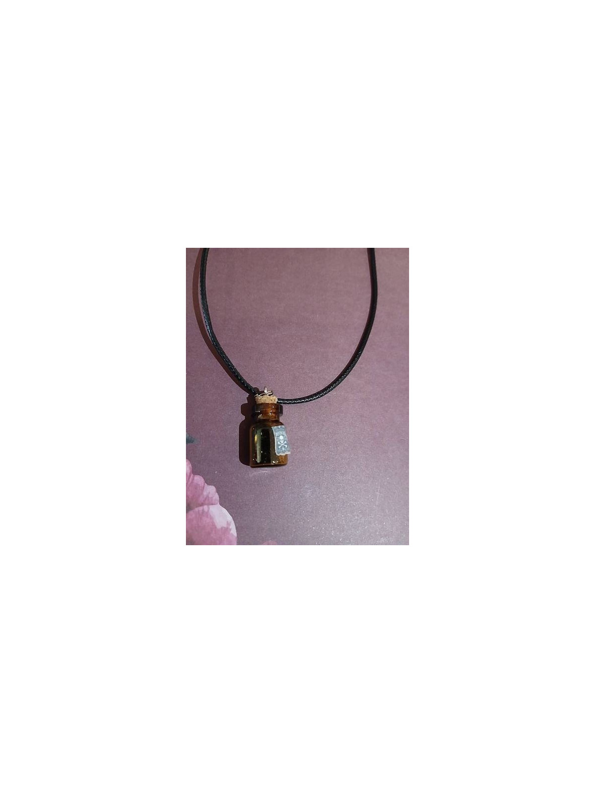 Le collier fiole artisanale Poison et paillettes noires est disponible à Ciel rouge Dijon