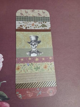 Le marque-page artisanal collage squelette chapeauté est disponible à Ciel rouge Dijon
