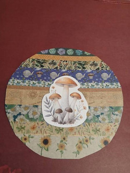 La carte postale artisanale collage champignons est disponible à Ciel rouge Dijon