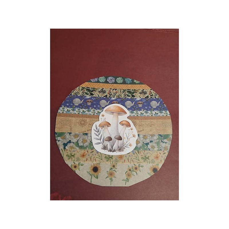La carte postale artisanale collage champignons est disponible à Ciel rouge Dijon