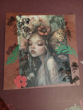 La carte postale artisanale Féee au papillon est disponible à Ciel rouge Dijon