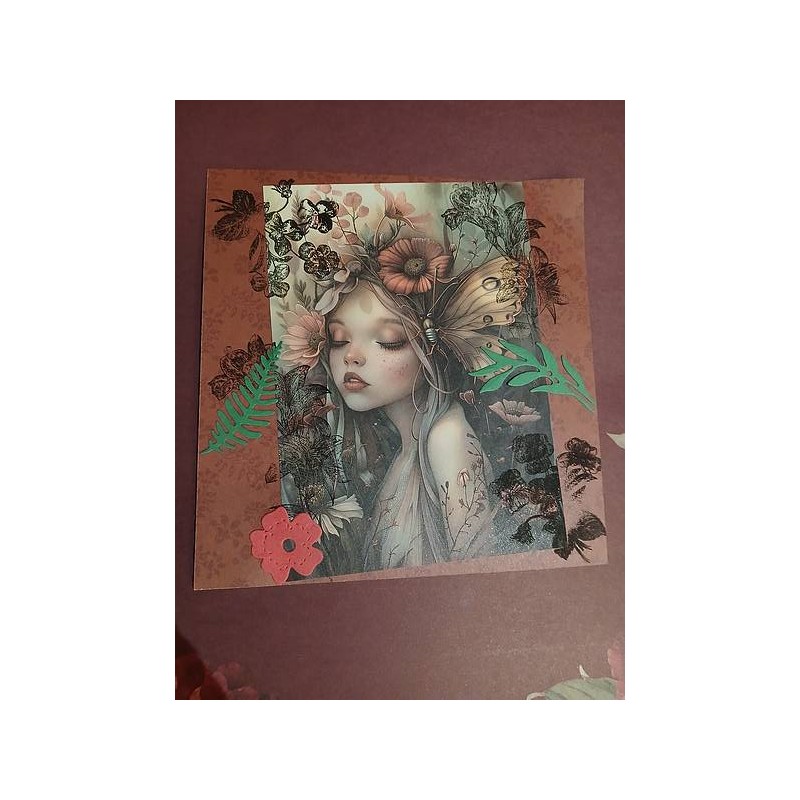 La carte postale artisanale Féee au papillon est disponible à Ciel rouge Dijon