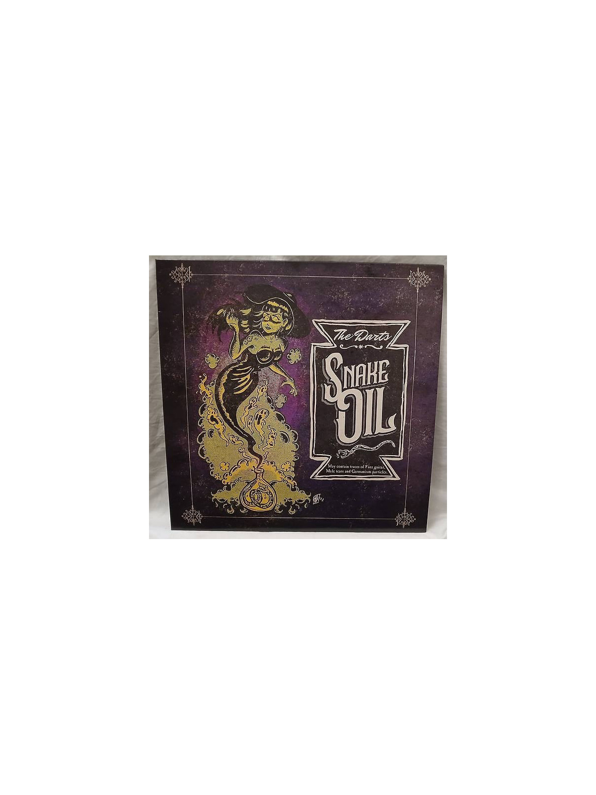 Le vinyle de The darts : Snake oil est disponible à Ciel rouge, disquaire indépendant à Dijon