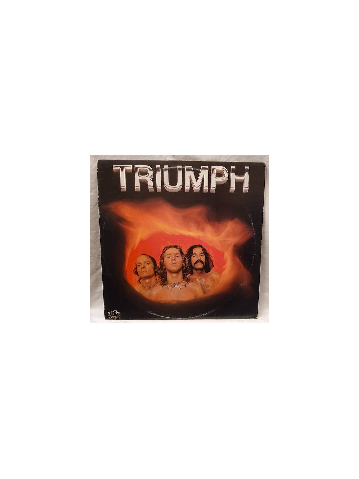 Le vinyle de Triumph : Triumph est disponible à Ciel rouge, disquaire indépendant à Dijon