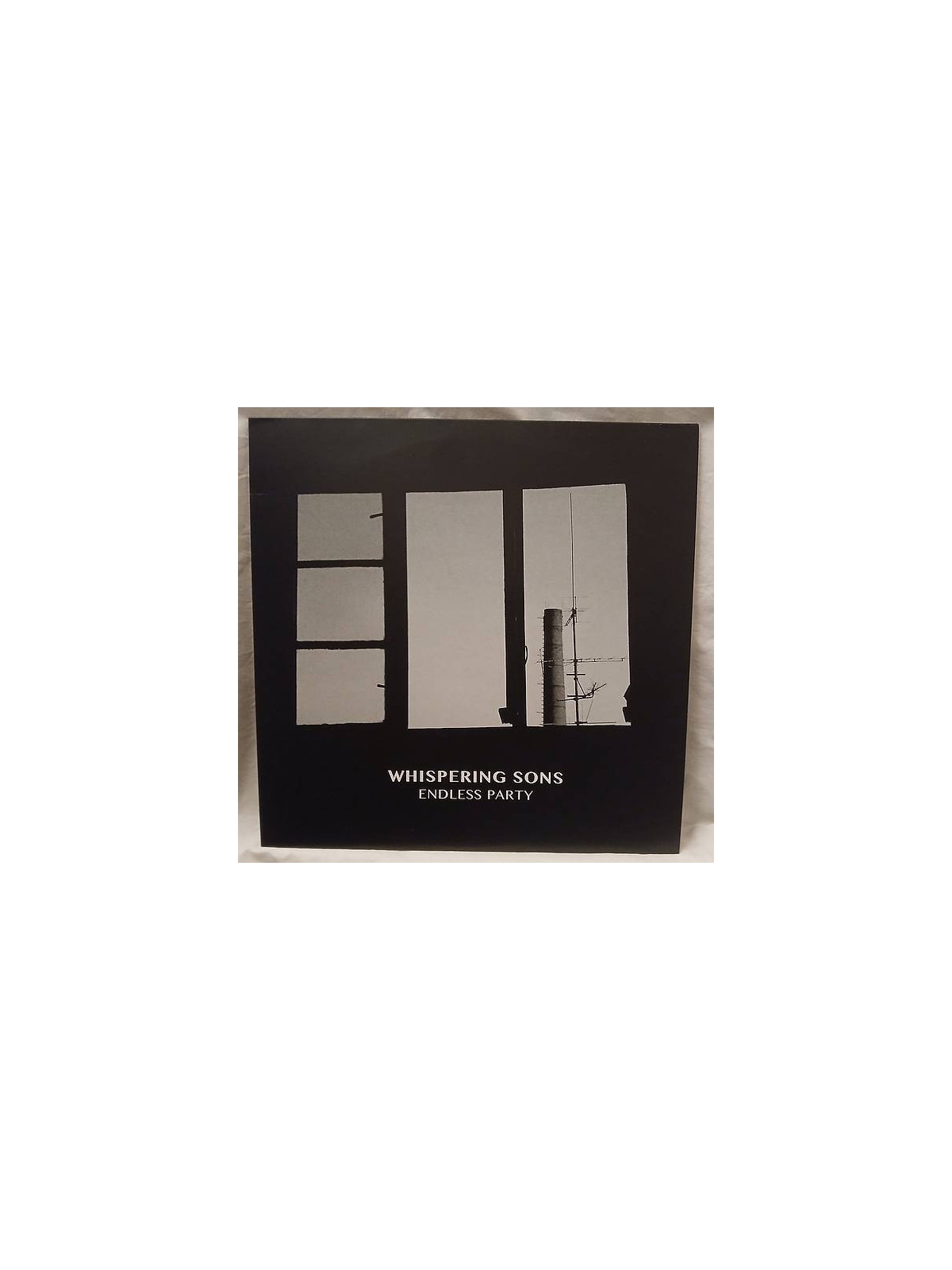 Le disque de Whispering sons : Endless party est disponible en vinyle à Ciel rouge, disquaire indépendant en Bourgogne